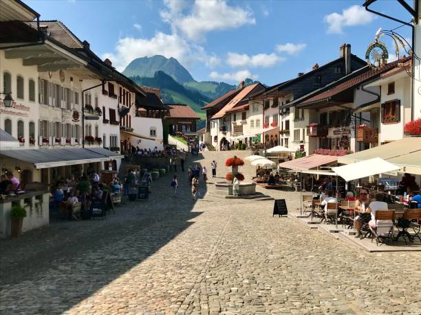 suisse - canton de fribourg- gruyères - swiss cheese chalet town dairy product photos et images de collection
