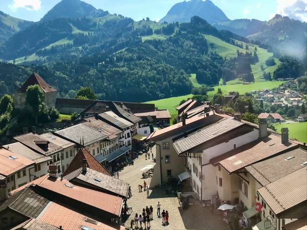 schweiz - kanton freiburg - panorama des dorfes gruyères - gruyeres stock-fotos und bilder