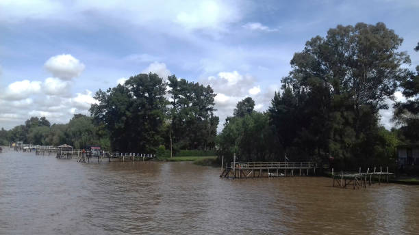 istock cloudy day in the lake 1431669140