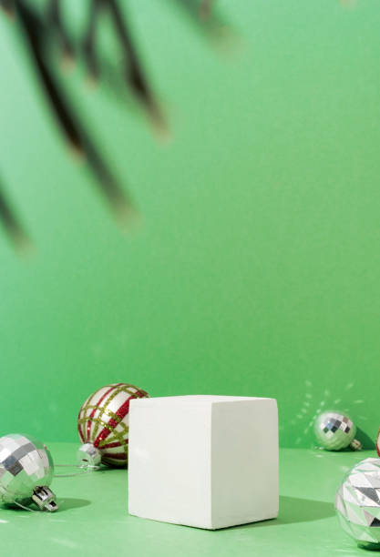 una scena minimalista di un podio con pino di natale su sfondo verde - christmas winter non urban scene pine tree foto e immagini stock