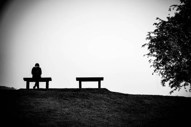 donna seduta su panca su piccola collina, effetto colore con silhouette tono scuro - bench mountain park sitting foto e immagini stock