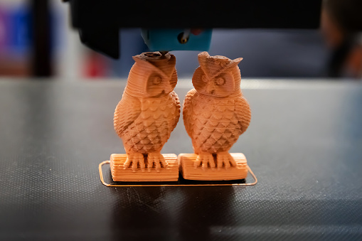 3D printing of complex animal figures, two owls, using ABS material, plastic polymers.