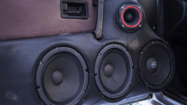 l'impianto audio dell'auto chiude il nido d'ape nel pannello della porta d'ingresso, altoparlante per autoradio. altoparlanti musicali alle porte dell'auto - extreme sports audio foto e immagini stock