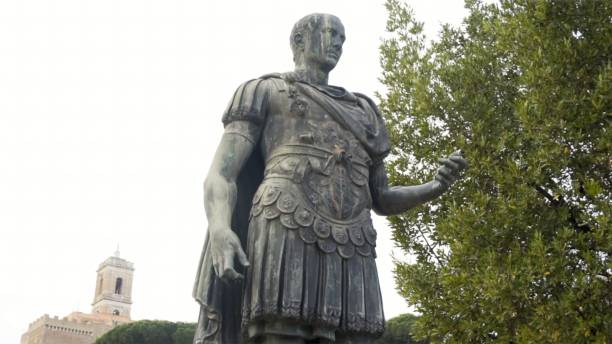 статуя джулиуса цезаря в риме, италия. запас. видео статуи джулия цезаря - julius caesar стоковые фото и изображения