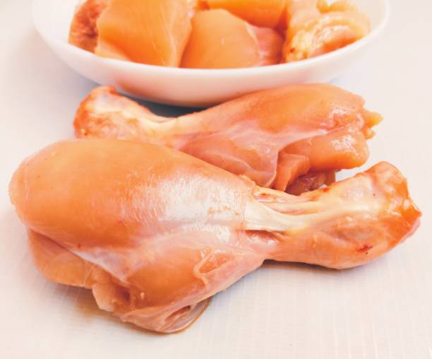 Raw fresh chicken meat white-meat murghi ka gosht boti raw-frango raw-poulet, food uncooked poultry-meat raw-pollo hen-meat cut pieces on a plate fillets and drumstick bird-meat closeup image photo carne de pollo fresca cruda carne blanca murghi ka gosht boti raw-frango raw-poulet, alimentos sin cocer carne de ave-pollo crudo-pollo gallina-carne cortada piezas cortadas en un plato filetes y baqueta carne de pájaro primer plano foto de imagen
