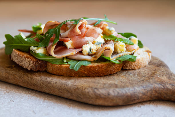 istock Toast with bacon, fresh arugula and blue cheese. 1431716684