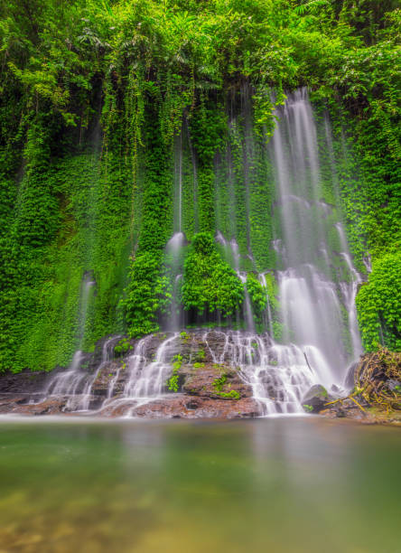 una vista de una cascada con agua clara y hermosa durante el día - water waterfall sky seascape fotografías e imágenes de stock
