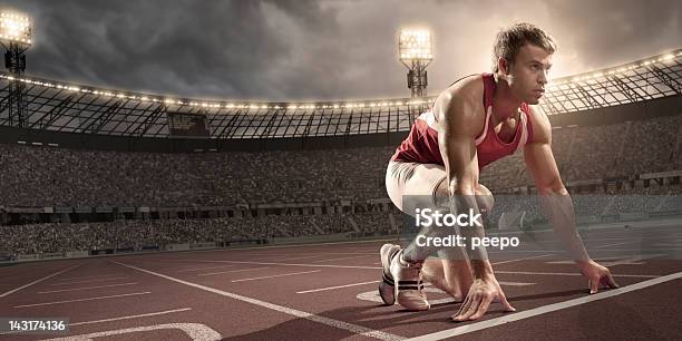 Atleta Preparar A La Raza Foto de stock y más banco de imágenes de Taco de salida - Taco de salida, Primer plano, Atleta - Papel social