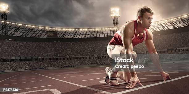 Foto de Atleta Se Preparando Para Corrida e mais fotos de stock de Bloco de Largada - Bloco de Largada, Primeiro plano, Atletismo