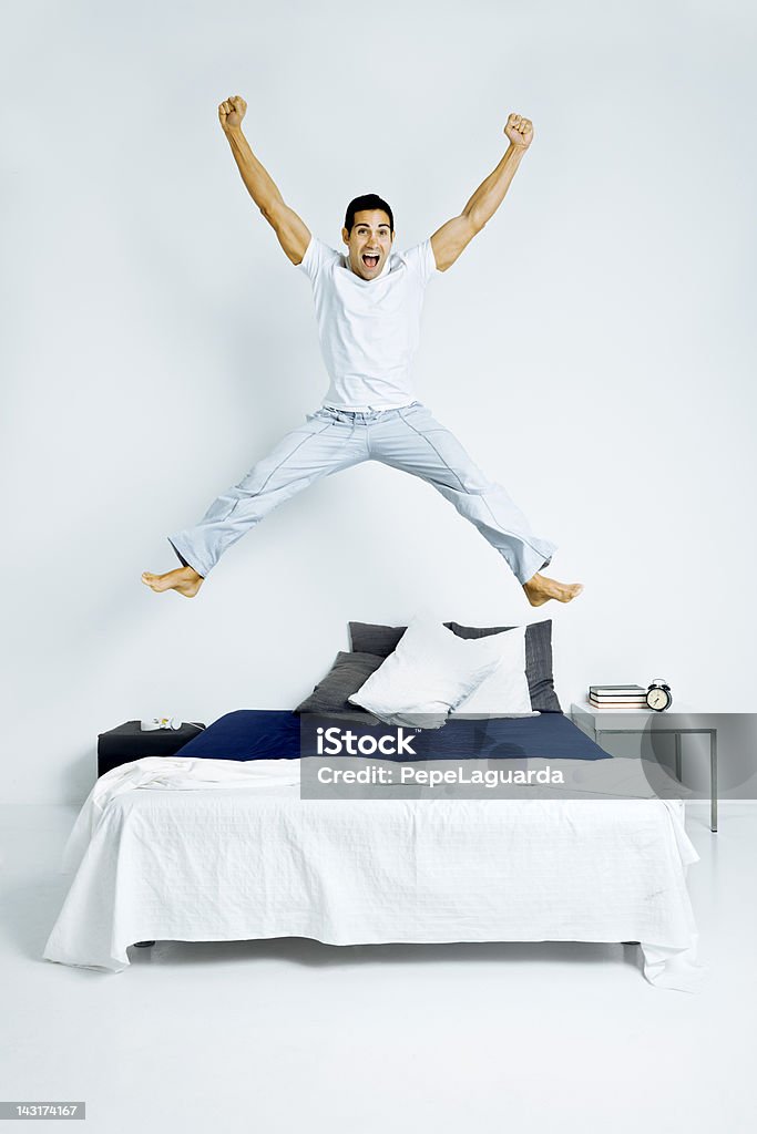 Vencer homem saltar na cama - Royalty-free Cama Foto de stock