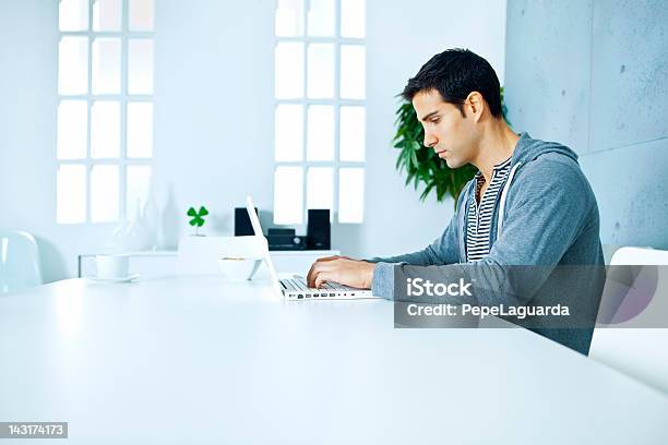 Uomo Che Lavora Con Il Computer Portatile A Casa - Fotografie stock e altre immagini di Persone - Persone, Soltanto una persona, Usare il laptop