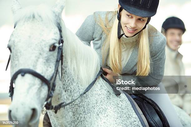 Foto de Jovem E Seu Nursling Jockey e mais fotos de stock de Adestramento - Adestramento, Etnia caucasiana, Mulher bonita