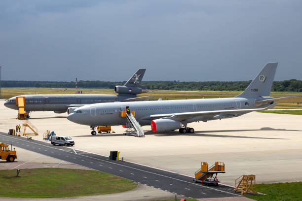 airbus a330 mrtt транспортный самолет-заправщик (kc-30a) - airbus a330 стоковые фото и изображения