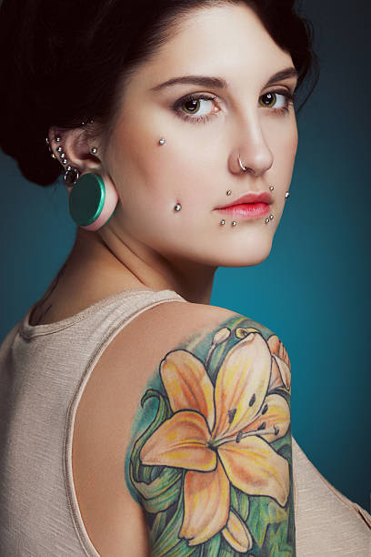 belle fille avec tatouage et piercing du visage - pierced photos et images de collection