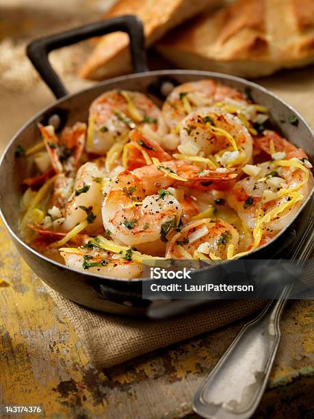 Gamberetti Conditi Con Olio E Limone - Fotografie stock e altre immagini di Gambero - Frutti di mare - Gambero - Frutti di mare, Padella - Pentola, Aglio - Alliacee