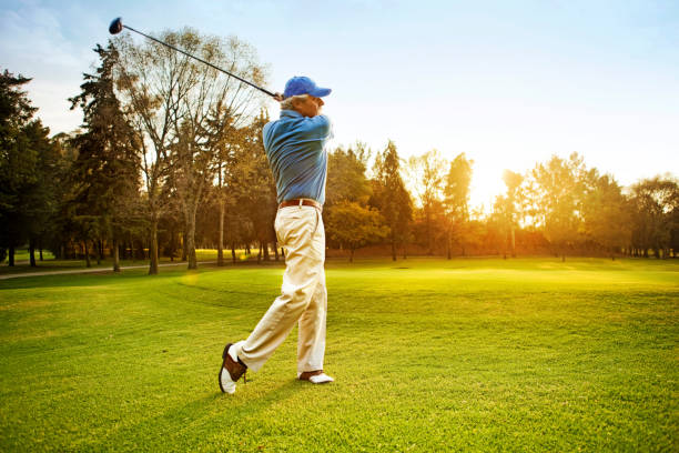 uomo giocando a golf - golf playing teeing off men foto e immagini stock