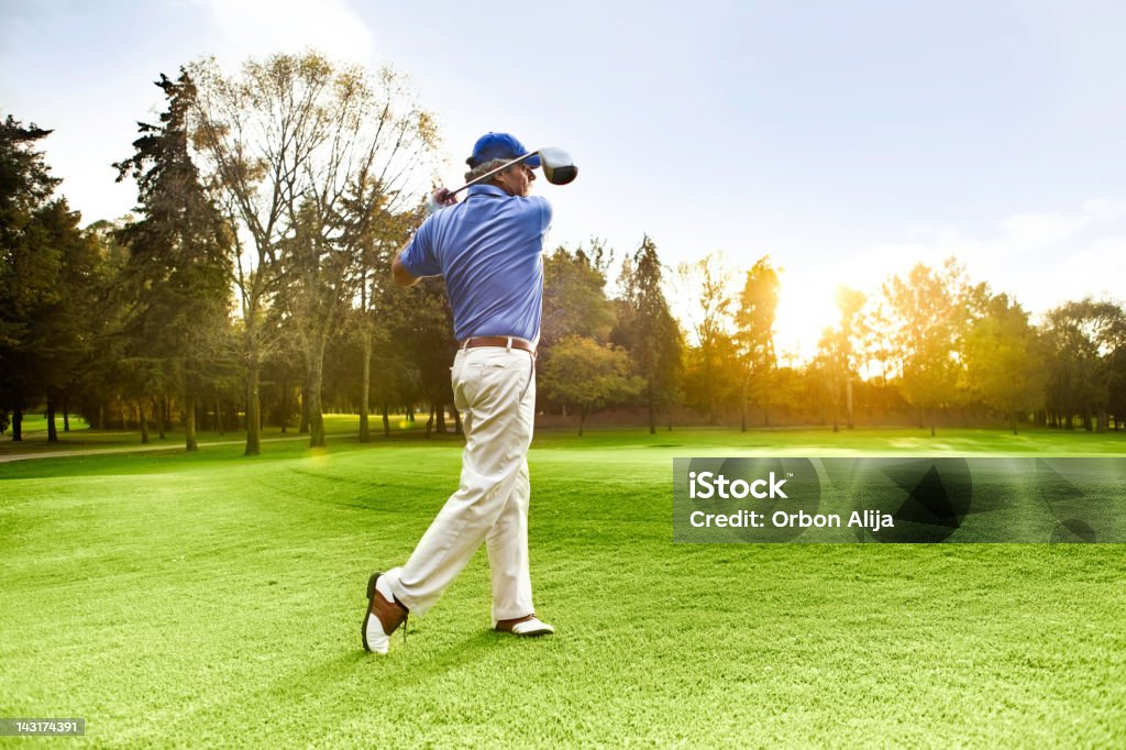 Człowiek gry w golfa - Zbiór zdjęć royalty-free (Golf - Sport)