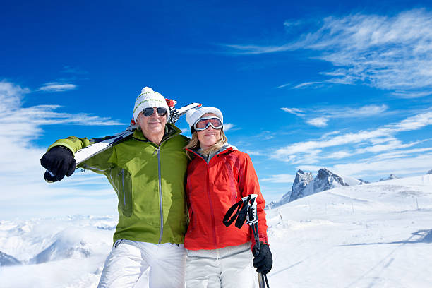 커플입니다 상단에 산 - romance skiing ski resort couple 뉴스 사진 이미지