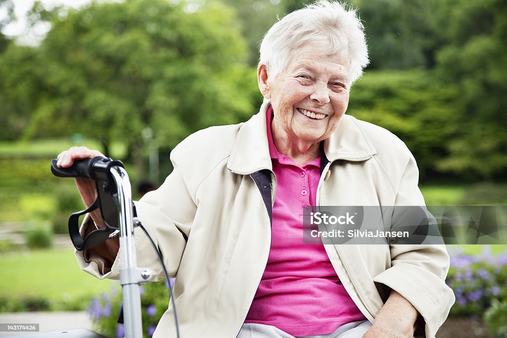 octogenerian senior Frau im park Sommer - Lizenzfrei Seniorinnen Stock-Foto