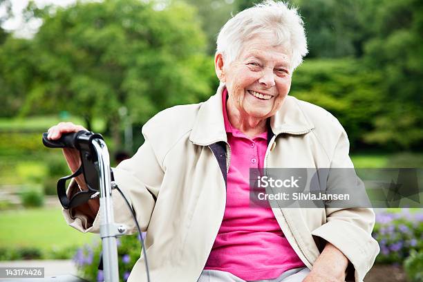 Octogenerian Senior Frau Im Park Sommer Stockfoto und mehr Bilder von Seniorinnen - Seniorinnen, 80-89 Jahre, Alt
