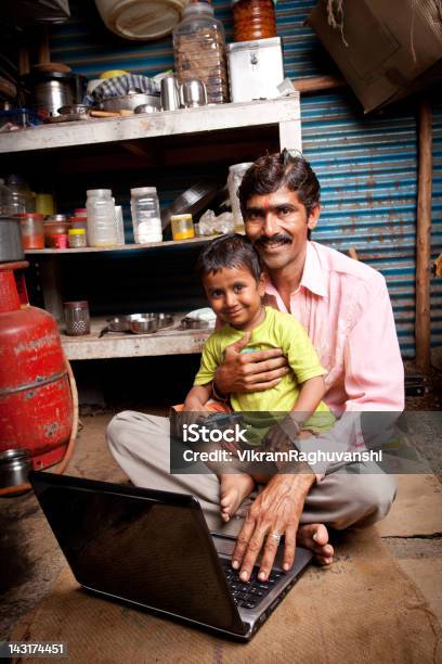 활기참 라자스탄어 시골길 인도어 파더 아들 노트북 컴퓨터를 사용하여 2명에 대한 스톡 사진 및 기타 이미지 - 2명, 35-39세, 4-5세