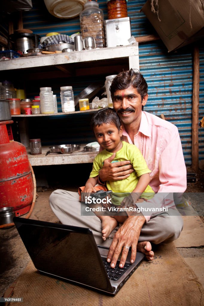 Entusiástico Rajasthani Rural indiano Pai filho usando computador portátil - Royalty-free 35-39 Anos Foto de stock