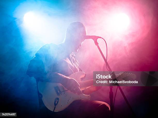 Tocadora De Violão - Fotografias de stock e mais imagens de Cantor - Cantor, Blues, Microfone