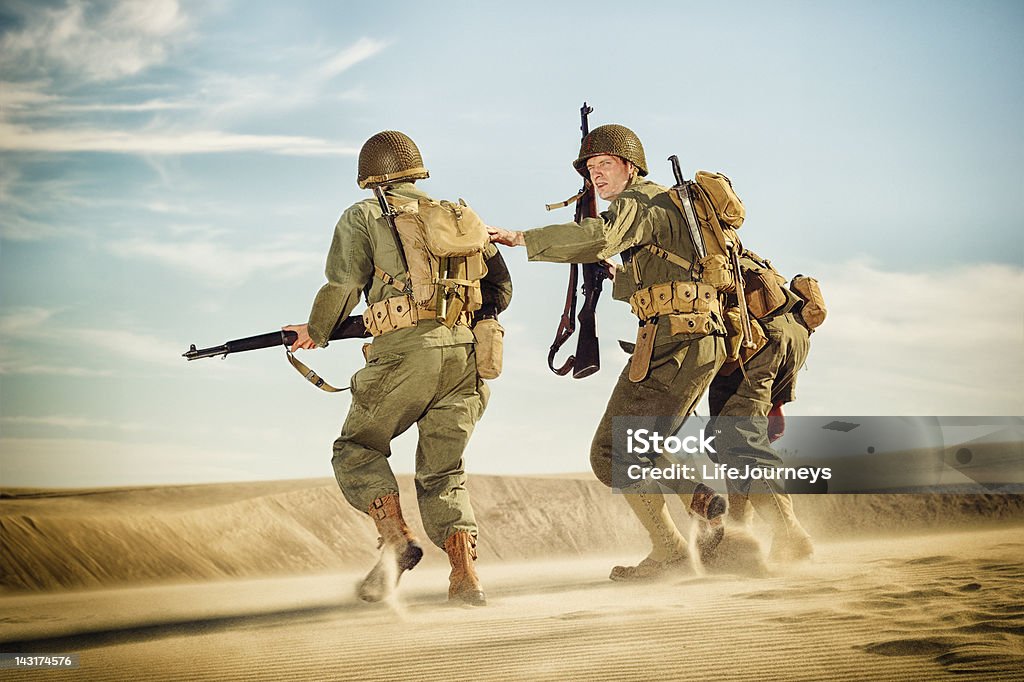 Soldati della seconda guerra mondiale-sul Patrol In Tempesta di sabbia del deserto - Foto stock royalty-free di Seconda Guerra Mondiale