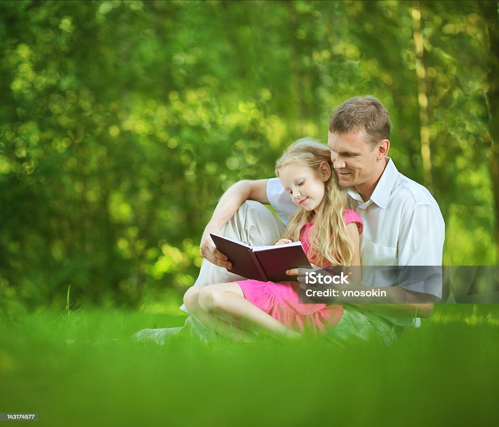 Pai com filha ler um livro - Royalty-free Criança Foto de stock