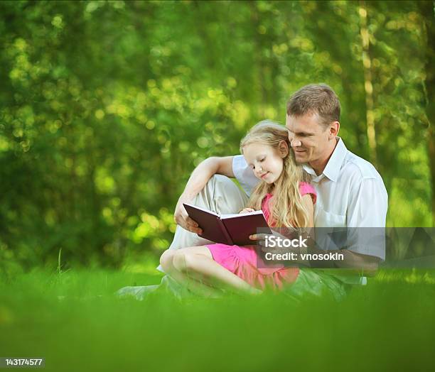 Отец И Дочь Чтение Книги — стоковые фотографии и другие картинки Весна - Весна, Книга, Ребёнок
