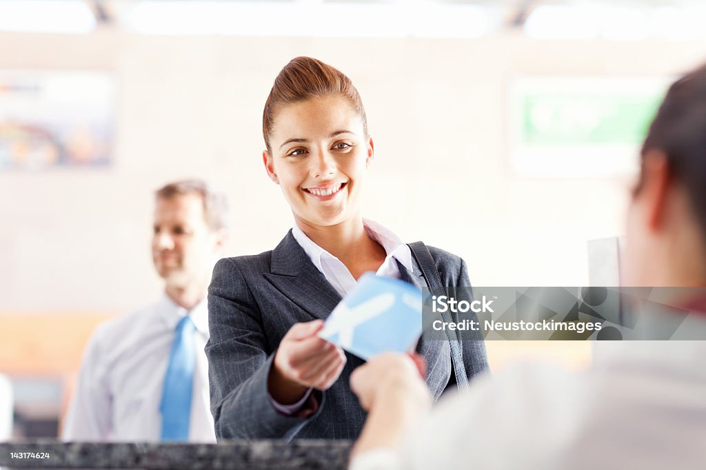 Mulher de negócios com o check-In no aeroporto - Foto de stock de Recepcionista royalty-free