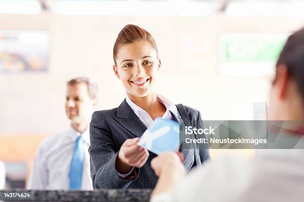 Foto de Mulher De Negócios Com O Checkin No Aeroporto e mais fotos de stock de Recepcionista - Recepcionista, Aeroporto, 30 Anos