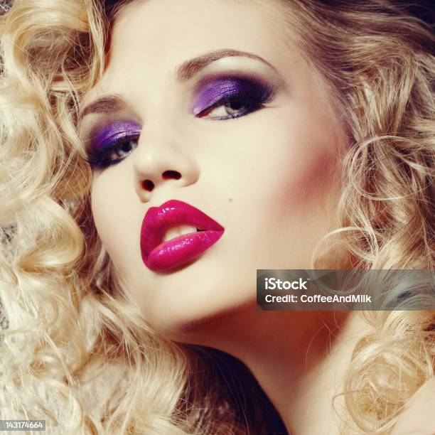 Bella Donna Con Makeup - Fotografie stock e altre immagini di Modella - Modella, Ombretto viola, Rossetto rosa