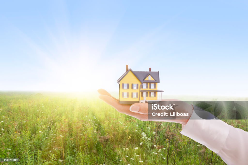 Donna con una casa per le mani - Foto stock royalty-free di Adulto