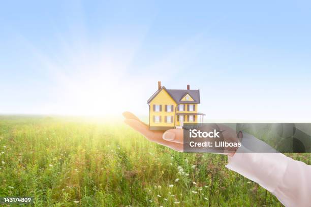 Donna Con Una Casa Per Le Mani - Fotografie stock e altre immagini di Adulto - Adulto, Agente immobiliare, Ambientazione esterna