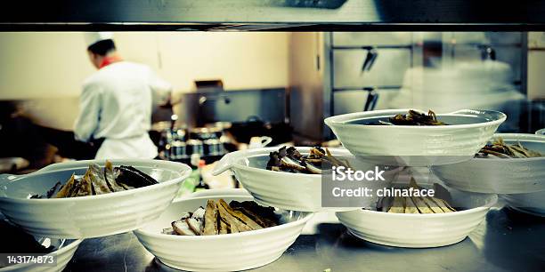 Foto de Chefs De Movimento De Uma Cozinha De Restaurante e mais fotos de stock de Chef de cozinha - Chef de cozinha, Preparando Comida, Profissão