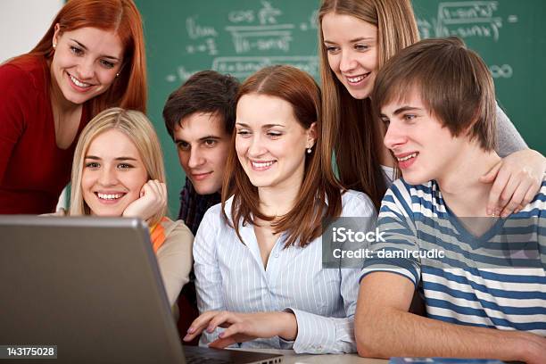 Gruppo Di Studenti Universitari Utilizzando Computer Portatile In Aula - Fotografie stock e altre immagini di Adolescente