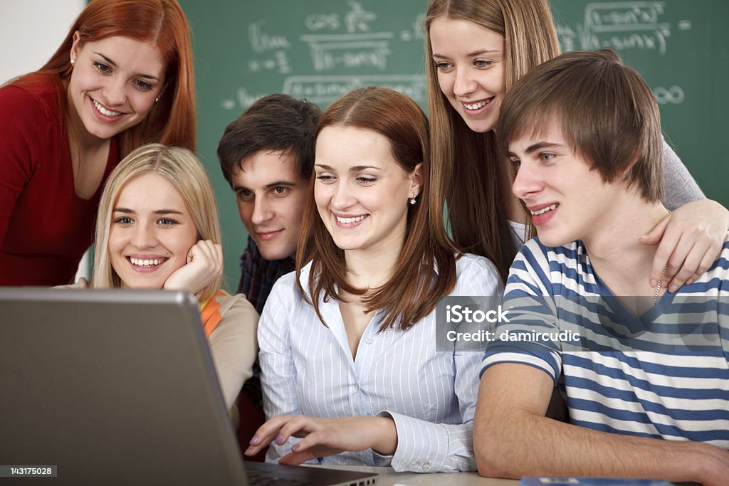 Группа студентов колледжа, используя ноутбук в классе - Стоковые фото Образование роялти-фри
