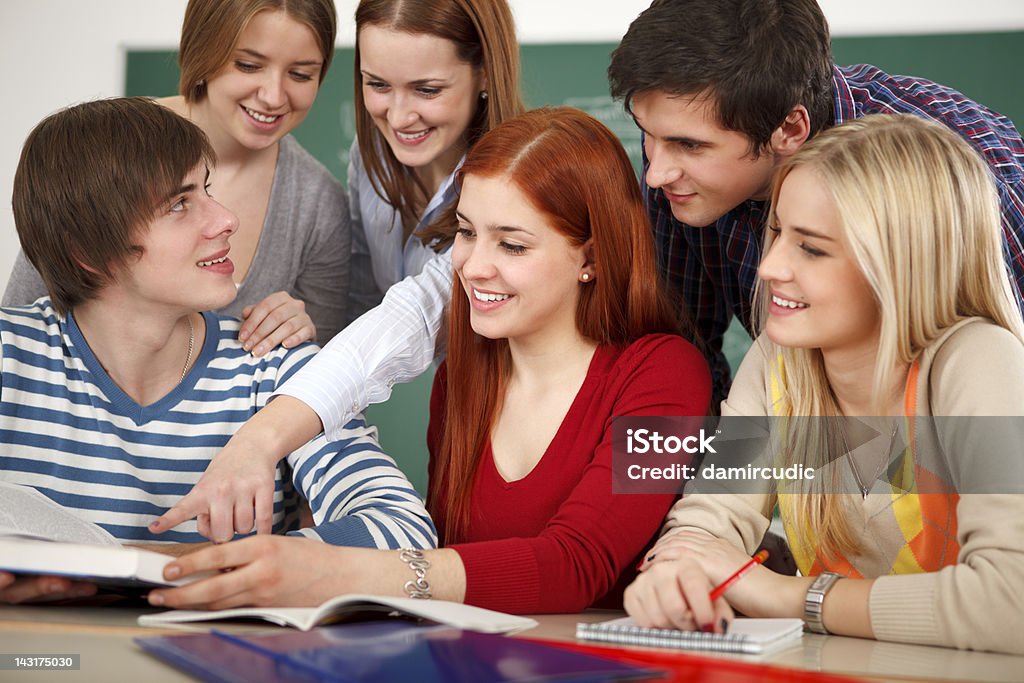 Grupo de estudantes universitários estudando juntos em sala de aula - Foto de stock de Adolescente royalty-free