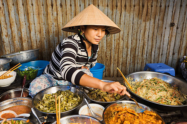 vietnamita fornecedor de comida no mercado local - asian cuisine food asian ethnicity vietnamese cuisine imagens e fotografias de stock