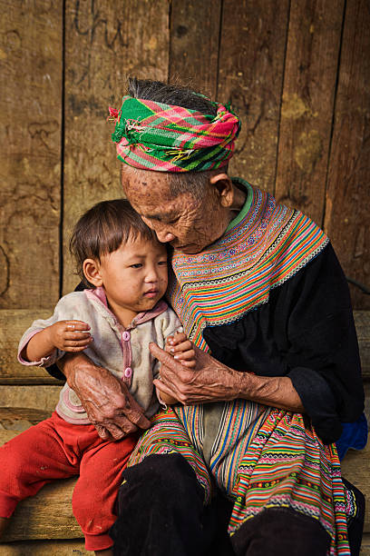 вьетнамский бабушка с цветок hmong tribe с ее внучка - bac ha стоковые фото и изображения