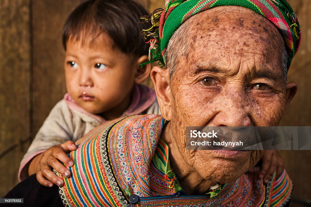 Wietnamski babcia z kwiatów Hmong Plemię z jej Wnuczka - Zbiór zdjęć royalty-free (Kultura autochtoniczna)