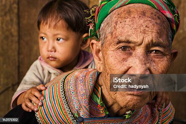 Wietnamski Babcia Z Kwiatów Hmong Plemię Z Jej Wnuczka - zdjęcia stockowe i więcej obrazów Kultura autochtoniczna