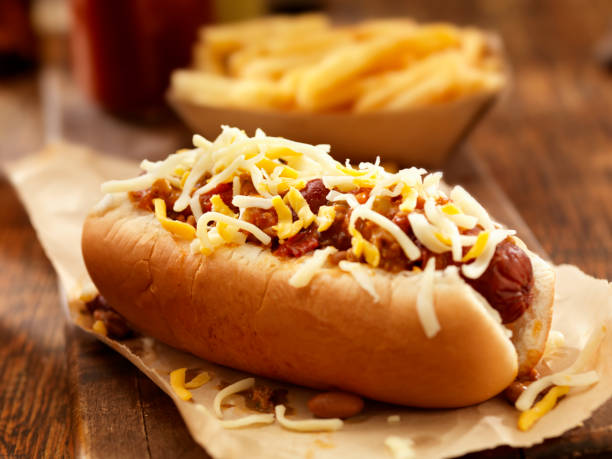 chili cão de queijo - hot dog imagens e fotografias de stock