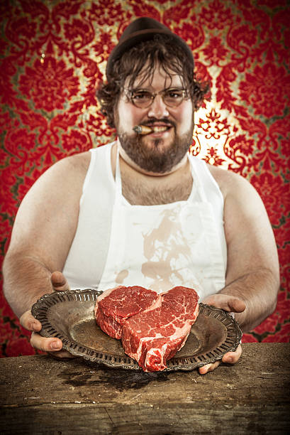 butcher sosteniendo un bistec en forma de corazón, día de san valentín - meat raw beef love fotografías e imágenes de stock