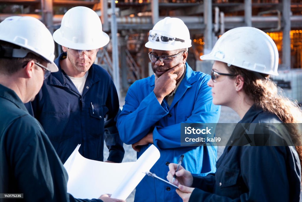 Travailleurs dans l'usine de fabrication - Photo de Métier libre de droits