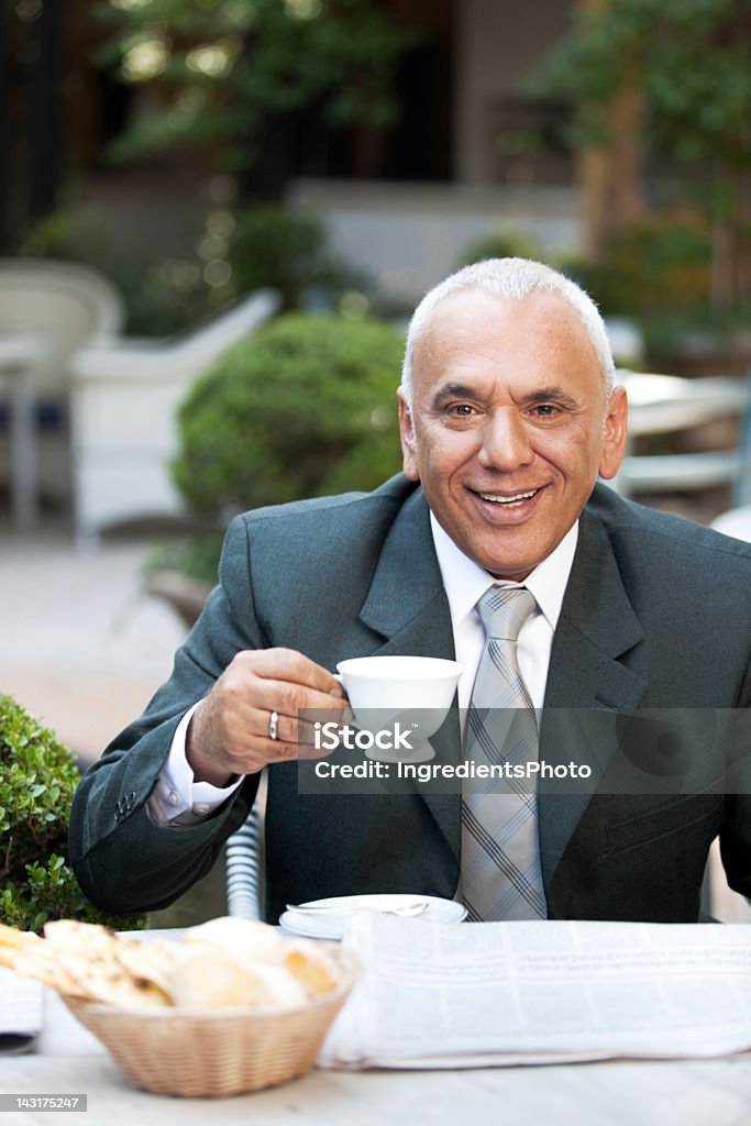 Dojrzałe szczęśliwy Biznesmen cieszyć się jego rano śniadania i świeżą gazetę. - Zbiór zdjęć royalty-free (Biznes)