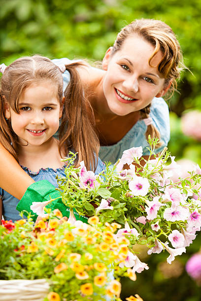 madre e figlia giardinaggio - formal garden ornamental garden child single flower foto e immagini stock