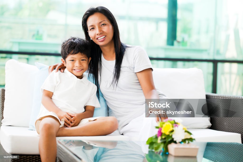 Retrato de un asiático madre y su hijo. - Foto de stock de Abrazar libre de derechos