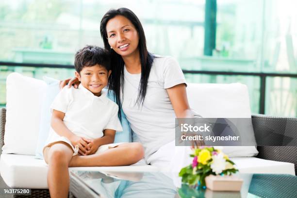 Retrato De Un Asiático Madre Y Su Hijo Foto de stock y más banco de imágenes de Abrazar - Abrazar, Acogedor, Adulto